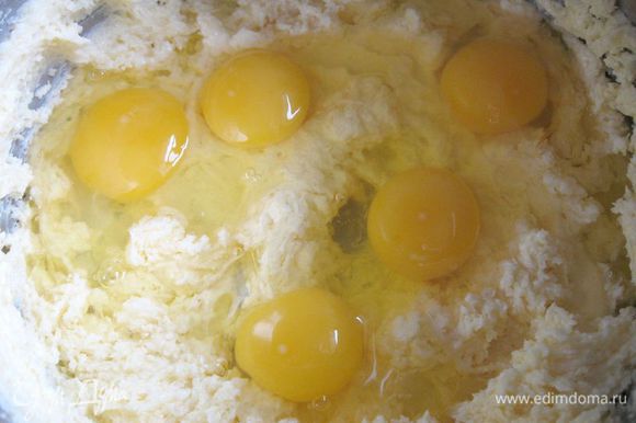 Масло взбить с помощью миксера с 200 г сахара до осветления, добавить яйца, перемешать.