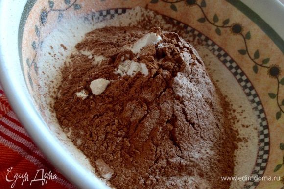 В отдельную миску просеять вместе муку, какао и щепотку соли, перемешать.