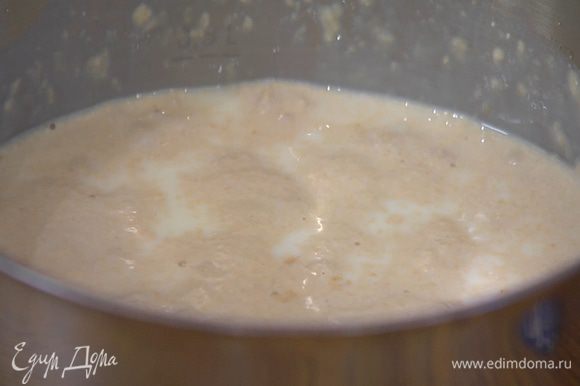 В теплом молоке развести дрожжи, добавить 1 ч. ложку сахара и дать дрожжам набухнуть.