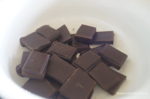 Набухший желатин растворить в горячем молоке. Шоколад растопить на водяной бане.