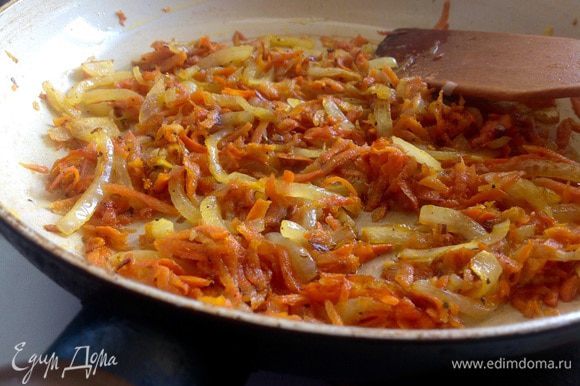Лук нарезать полукольцами, морковь натереть на крупной терке и обжарить на растительном масле до готовности.
