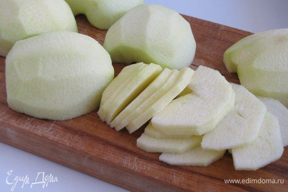 Яблоки очистить от кожуры и нарезать тонкими ломтиками.