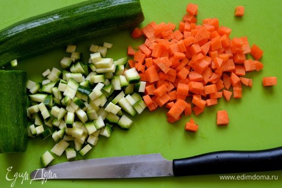 Морковку вымыть, очистить и нарезать маленькими кубиками, также как и цукини (его не надо очищать от кожуры, но помните, что цукини должны быть совсем молоденькими).