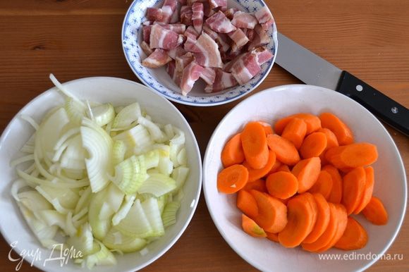 Бекон нарезать кубиками, лук и морковь очистить и нарезать не очень мелко.