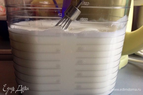 Белки взбиваем со щепоткой соли до крепкой пены как на фото. Потом именно ложкой, а не блендером вмешиваем туда 10 столовых ложек молока, вмешиваем снизу верх аккуратно.