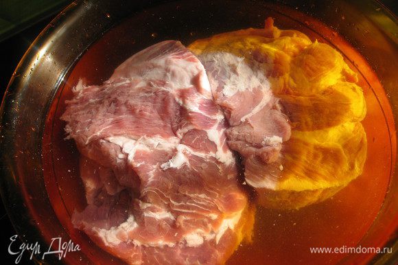 Замочить мясо в рассоле на 5-6 часов. По истечении времени, слить рассол, мясо просушить салфетками.