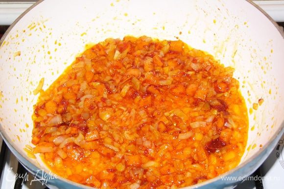 Через пару минут добавляем томатную пасту и еще немного обжариваем. Можно использовать 1 ст. ложку пасты без горки! Не переборщите. В этом месте хорошо еще добавить 1 помидор, если есть.