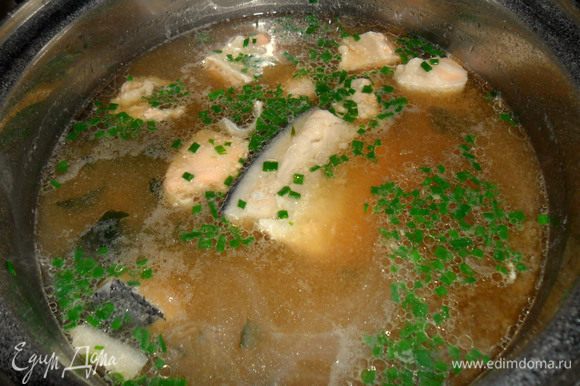 В суп добавить водоросли, предварительно их порезав, мисо-пасту и мелко нарезанный зеленый лук. Готово! Подавать, присыпав кунжутом! Приятного аппетита!