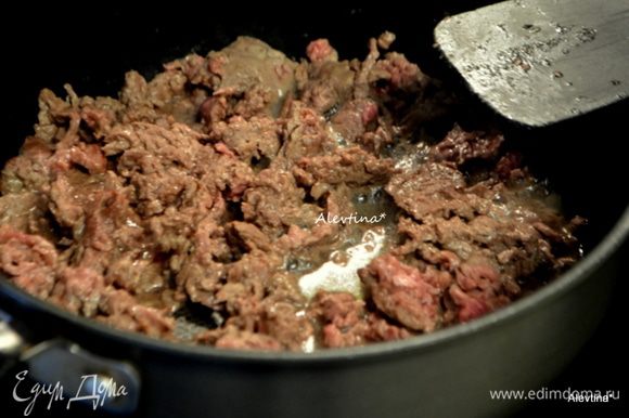Обжарить на сковороде или в жаровне на растительном масле говядину мелко порезанную до коричневого цвета.