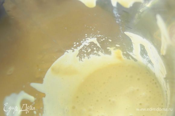 Соус. Яйцо отварить одну минуту, остудить и разбить в глубокую чашу, сюда же добавим лимонный сок, горчицу, оливковое масло, вустерширский соус и пробить блендером. Посолить и поперчить и снова пробить блендером.