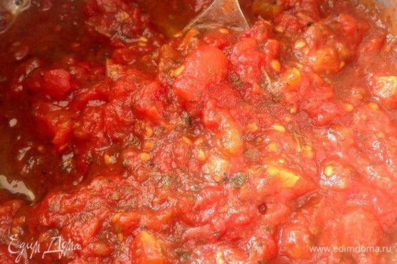 Через время сок выпарится и получится густой томатный соус.