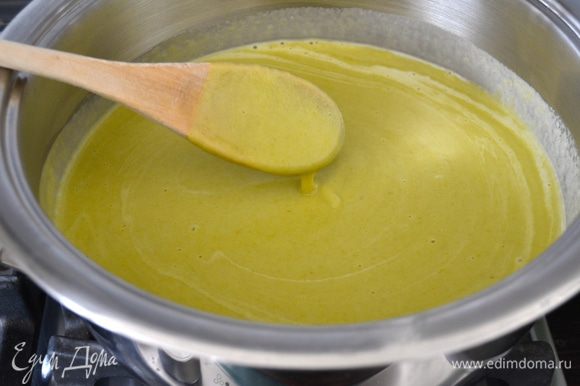 Перелейте суп-пюре в кастрюлю, добавьте сливки, перемешайте и прогрейте, проверьте еще раз на количество соли. Вкуснейший суп готов!