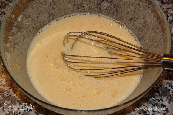 Разогреть духовку до 180 градусов. Взбить яйца с сахаром и ванилином венчиком до пены.
