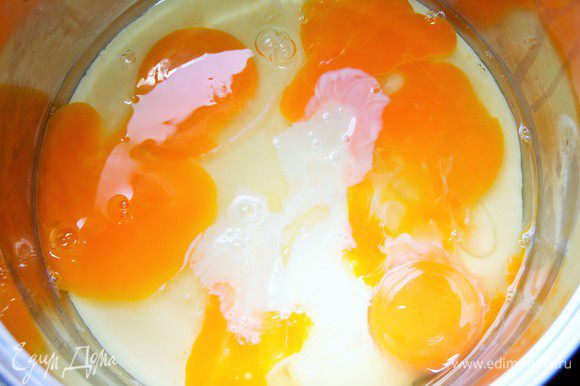 Все продукты должны быть комнатной температуры! Соединить яйца и сгущенку. На минимальных оборотах миксера взбить до однородности.