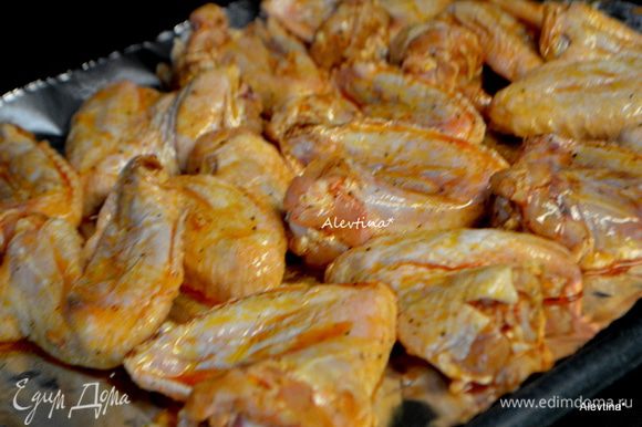 Выложить куриные крылышки на смазанный маслом противень. Поставить его в разогретую духовку на 200 гр.на 1 час, раз перевернув.