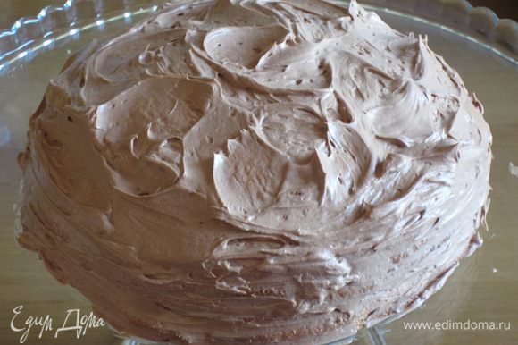 Коржи промазать шоколадным кремом. Часть крема нанести на поверхность торта. Поставить в холодильник на 3-4 часа.