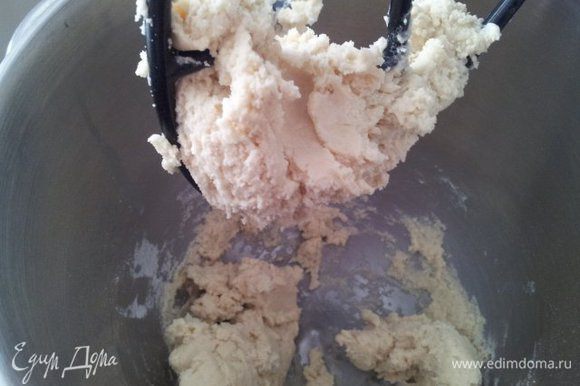 В полученную массу добавить муку с разрыхлителем и размешать. Добавить молоко, чтобы тесто стало более гладким.