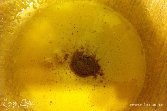 В отдельной посуде желток растереть с 1 ст. л. сахара добавить лимонную цедру и корицу.