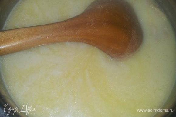 В кипящий бульон постепенно влить яичную смесь, непрерывно помешивая. Довести суп до кипения. Растопить сливочное масло, влить в суп.