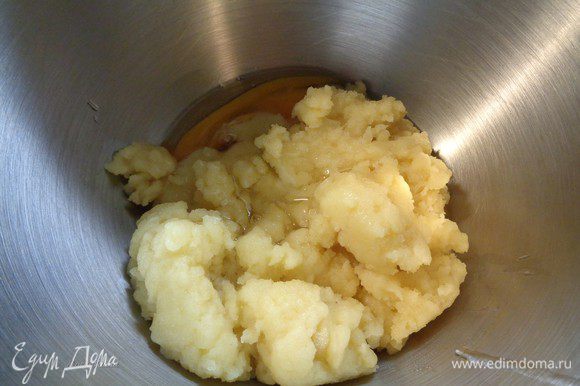 Переложить смесь в миску и, когда она немного остынет, добавить яйцо. Хорошенько все вымешать, постепенно подсыпая муку. Муки может уйти больше или меньше, чем указано в рецепте. Ориентируйтесь по консистенции теста.