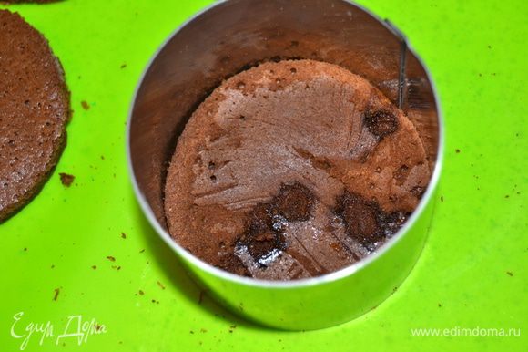 Оставляем шоколадный диск на дне кольца и убираем в морозилку на 5 минут.