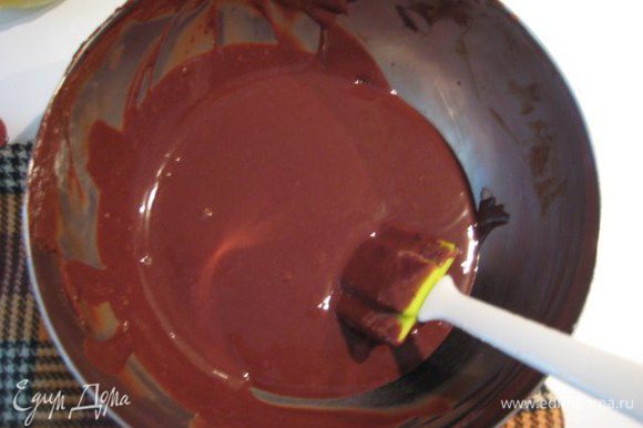 Вылить на куски шоколада, размешать до однородности, добавить отжатый желатин, при необходимости пробить блендером.