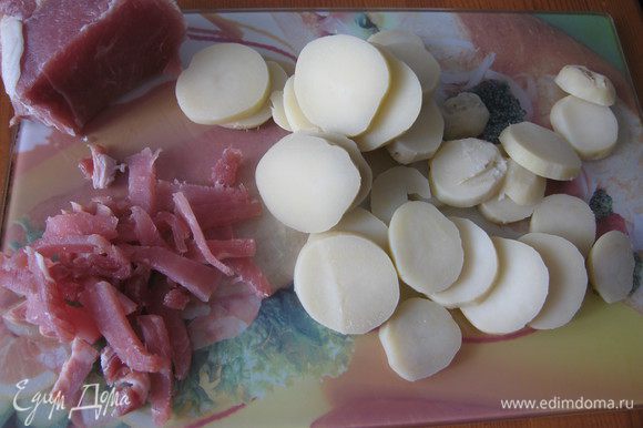 Картофель отварить в мундире с солью, остудить, порезать кружочками, толщиной примерно 0,5 мм. Мясо порезать тонкими полосками.