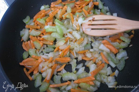 На сливочном масле обжариваем лук в течении 1-2 минут, выкладываем морковь и сельдерей, оставляем на огне ещё на 2-3 минуты.