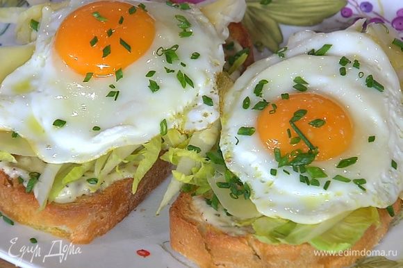 На каждый бутерброд выложить по яйцу, посолить и посыпать оставшимся шнитт-луком.