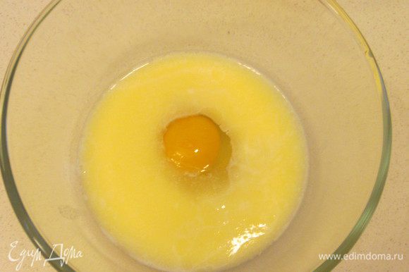 В миске смешать яйца, молоко и растопленное сливочное масло.