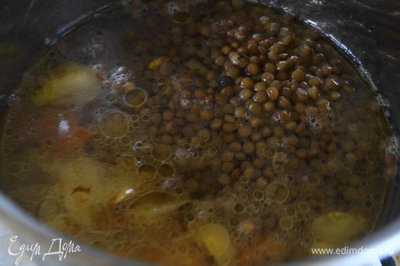 Обжаренные овощи залить бульоном, лучше взять овощной бульон. Добавить чечевицу и варить суп 20 минут, до готовности самой чечевицы.