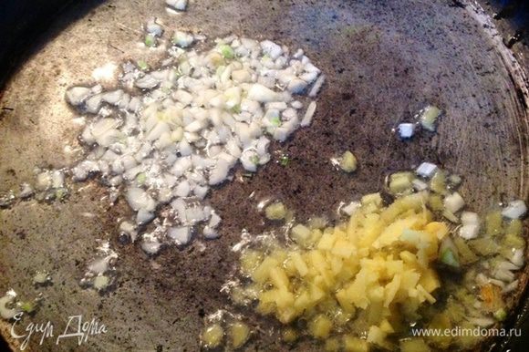 Нарезать мелко чеснок и имбирь, на горячую сковороду налить 2 ст. ложки оливкового масла, выложить туда чеснок и имбирь. В ингредиентах я написала корень имбиря -1, но, конечно, мы режем не целый корень, а небольшую часть его, как на фото.