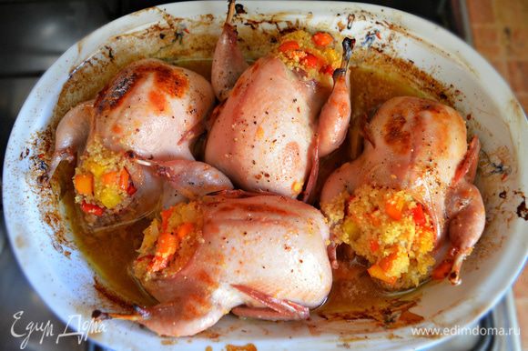 Запекать перепёлок 20-25 минут при 180 г, периодически поливая фрешем. Внимательно следите, чтобы нежное мясо птичек не пересохло!