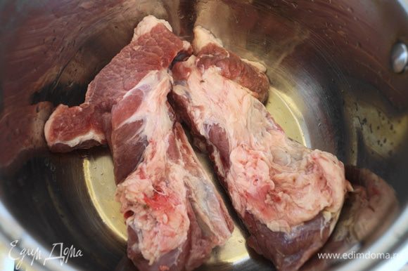 Сначала сварим бульон, для этого свиные ребра хорошо промоем в прохладной воде. Выложим в кастрюлю, зальем водой и добавим целую луковицу очищенную от шелухи. Варим бульон около 40 минут.
