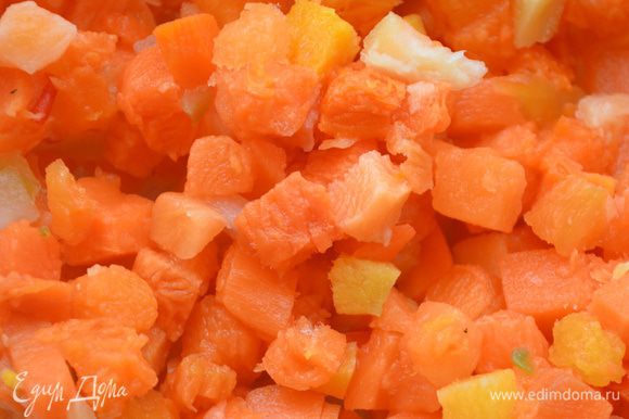 Нарежьте кубиками тыкву, морковь, помидор, картофель, цукини (кабачок) и болгарский перец.