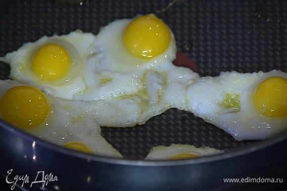 Разогреть отдельную сковороду, смазав ее при помощи кисточки оставшимся оливковым маслом, пожарить глазунью из перепелиных яиц, переложить ее на тарелку и посолить.