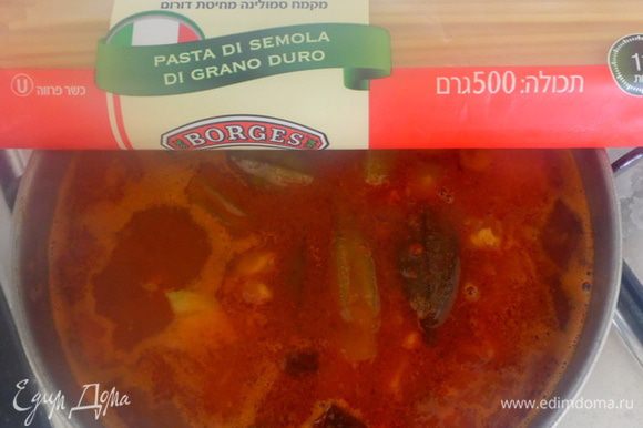 Затем добавить половину филе рыбы и спаггети. Варить суп до готовности пасты.