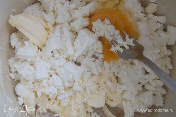 Смешать творог с солью, мягким маслом и яйцом, поставить на медленный огонь и, непрерывно помешивая, варить сыр.