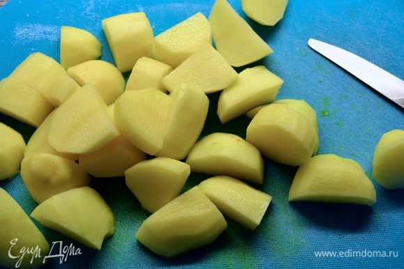 Картошку очистить и нарезать достаточно крупно. До использования выложить в миску с холодной водой.