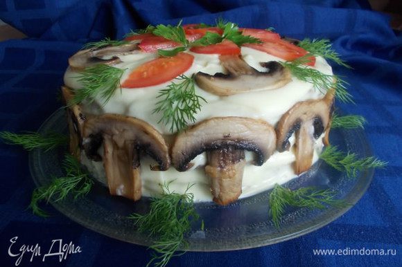 Затем смазываем нашим пюре весь торт, украшаем обжаренными пластинками шампиньонов и порезанными помидорами с зеленью.