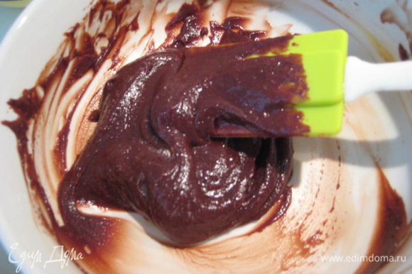 Горячий заварной крем вылить на поломанный на дольки шоколад, хорошо размешать, ввести отжатый желатин, перемешать.