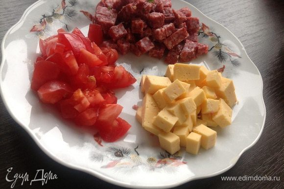 Салями, твердый сыр и помидор (крупный) нарезать кубиками.
