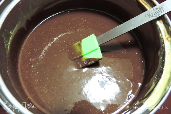 Теперь добавляем заранее замоченный желатин и перемешиваем до однородности. Добавляем поломанный на кусочки черный шоколад и перемешиваем, пока он полностью не растает.