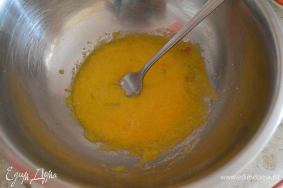 Готовим тесто: Яйца разделить на белки и желтки. Желтки растереть с сахаром (Белки уйдут в начинку чуть позже).