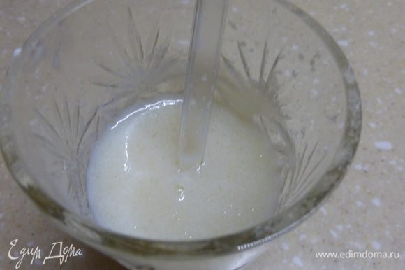 В молоке развести желатин и оставить для набухания на 20 минут.
