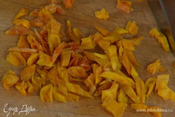 Вяленое манго нарезать небольшими кусочками.