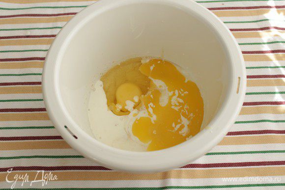 Масло (маргарин) растопить до жидкого состояния, добавить сахар, яйца, соль, теплый кефир.