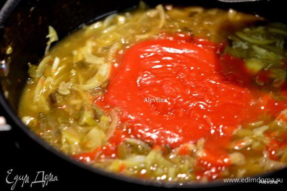 Затем добавить томатный соус, бульон немного, перемешать и тушить еще несколько минут.