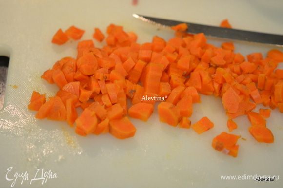Морковь порезать кубиками. Добавить в суп. Перемешать.
