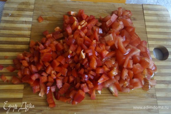 Болгарский перец нарезать мелким кубиком, помидор также мелко порезать.